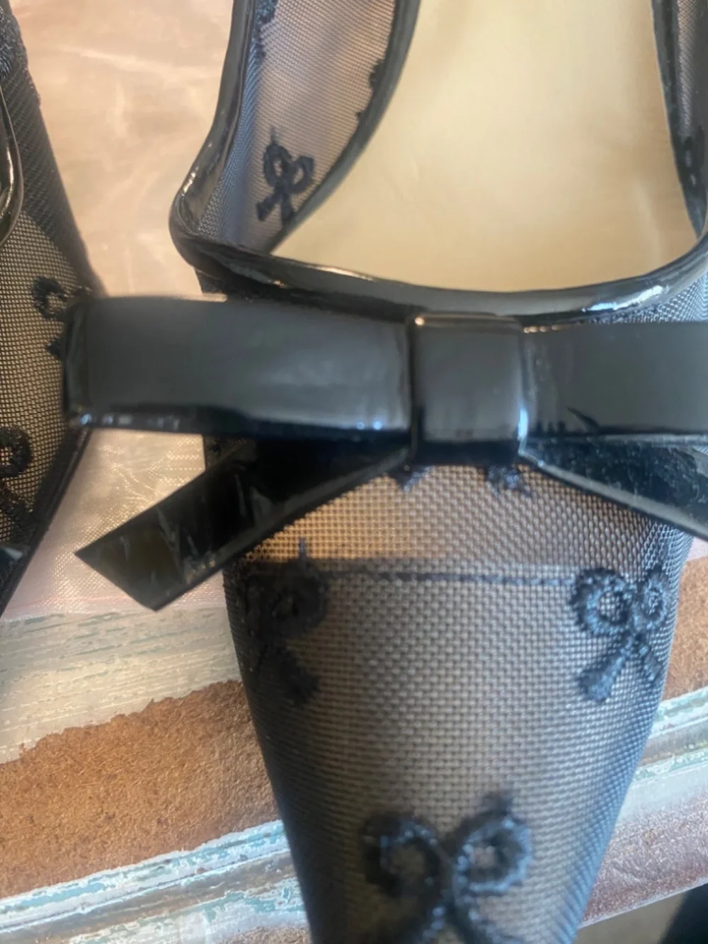 Kate Spade black mesh pump with bow motif! Beautiful, great condition 9.5